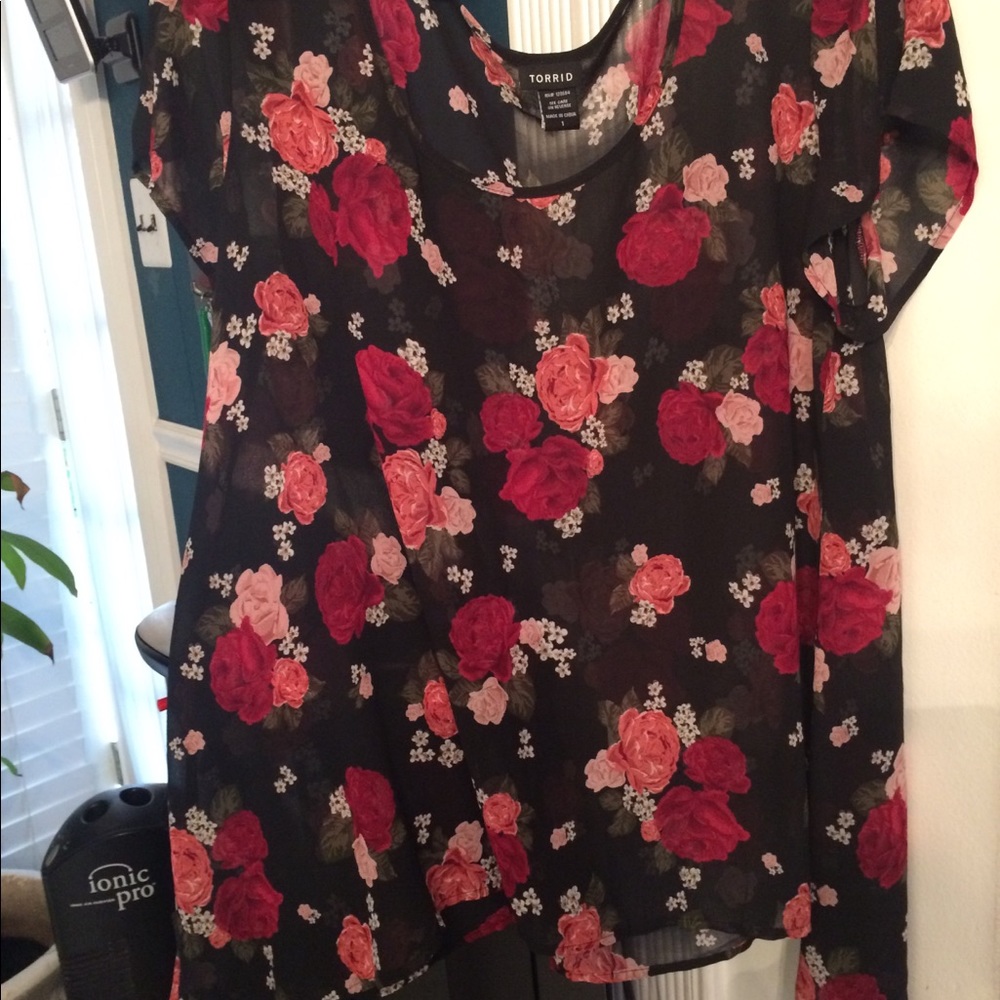LADIES TORRID PLUS SZ 1 SHEER BLACK ROSE PRINT TOP